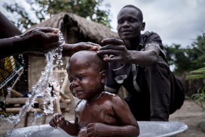 Pierre Nakifi tiene tres años y medio y vive en el pueblo de Bamba, a las afueras de Bangui, en la República Centroafricana. Es huérfano de madre y en su breve vida ya ha estado dos veces cerca de morir debido a la malnutrición. El pasado verano, empezó a perder peso y a rechazar la comida. Su padre, por miedo a no poder pagar un tratamiento en el centro de salud, recurrió a la medicina tradicional, pero la diarrea del niño seguía sin remitir. Pierre llegó a pesar nueve kilos y su padre, asustado, le llevó al hospital pediátrico de la capital. Tras recibir cuidado médico, consiguió ganar peso.