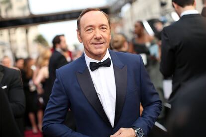 Lo habitual es que cuando una estrella "sale del armario", la sociedad celebre la valentía del acto. Eso debió de pensar Kevin Spacey (Nueva Jersey, 1959) cuando anunció en Twitter: “He amado y he tenido encuentros románticos con hombres a lo largo de mi vida, y ahora elijo vivir como un hombre gay”. Bravo, Kevin. Excepto por un detalle: era la respuesta a unas declaraciones del actor Anthony Trapp en las que le acusaba de intentar seducirlo cuando tenía 14 años. La cortina de humo no funcionó. Tras abrirse la espita, decenas de hombres han denunciado casos de acoso por parte de Spacey, lo que ha desencadenado su despido inmediato de la serie 'House of cards', la paralización de todos sus proyectos y su sustitución por Christopher Plummer en última película de Ridley Scott 'Todo el dinero del mundo'. Un cambio que implicó un gasto de diez millones de dólares (8,4 millones de euros). No parece que el actor tenga fácil resurgir de sus cenizas, pero todo es posible en Hollywood.