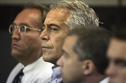 Jeffrey Epstein (centro), sob custódia num tribunal da Flórida em 2008.