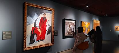 Visitantes en el día de la inauguración de la exposición 'Pintura figurativa contemporánea china y española'.