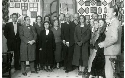 Gonz&aacute;lez Mart&iacute; y su mujer (ambos, en el centro) reciben a un grupo de estudiantes y al historiador El&iacute;as Tormo.