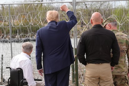 Donald Trump candidato presidencial republicano durante una visita a la frontera entre Estados Unidos y México, en Eagle Pass, Texas. En febrero de 2024. 