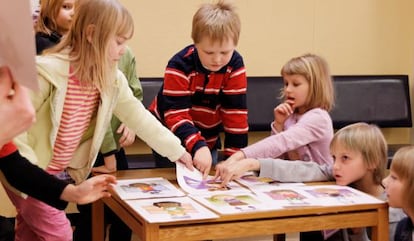 Unos niños participan en el programa educativo KiVa en Finlandia.
