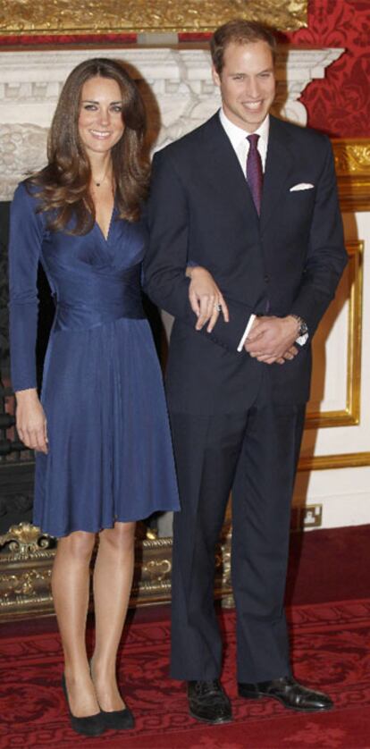 El príncipe Guillermo de Inglaterra y su prometida Kate Middleton posan para los medios el día del anuncio de su compromiso.