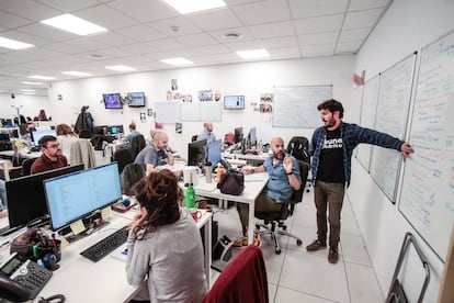 El equipo de 'laSexta columna', con su director Carlos Pastor de pie, repasa los programas de las próximas semanas.