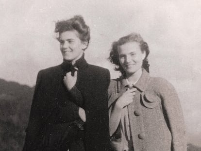 Carmen Laforet con su gran amiga Linka Babecka (izquierda), en la Sierra de Guadarrama, 1944.