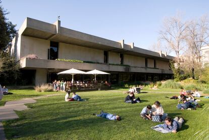 El museo Gulbenkian en Lisboa es fruto del afán coleccionista de su creador, un ingeniero de origen armenio, uno de los pioneros en comerciar con el petróleo de Oriente Medio. Durante la Segunda Guerra Mundial se estableció en Lisboa y a su muerte legó sus bienes al Estado portugués. El edificio donde se establece está rodeado de un gran parque que hace que el arte y la naturaleza permanezcan en constante diálogo, desde 2010 tiene la calificación de Monumento Natural. Otro ejemplo más de cómo los museos son agentes que conforman sus paisajes, el contexto -geográfico, histórico, económico, social y cultural- en el que operan.