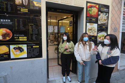 Yiting Chen (centro) junto a sus dos hermanas esperando a que le sirvan un té de burbujas en un establecimiento de Usera.