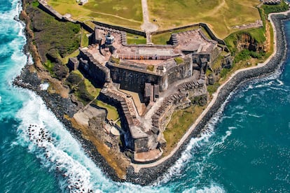 Vista aérea del castillo de San Felipe del Morro, que sobresale en el extremo más occidental de la isleta del Viejo San Juan. 