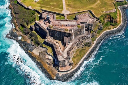 Vista aérea del castillo de San Felipe del Morro, que sobresale en el extremo más occidental de la isleta del Viejo San Juan.