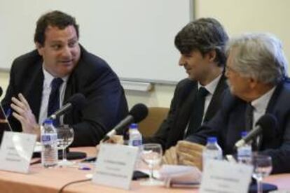 Joan Torrent (i), director de la UOC Business School, Angel Díaz (c), director general de la Fundación SEPI, y Federico Ferrer (d), vicepresidente del Patronato Fundación SEPI, durante la jornada organizada hoy, en el Campus Los Peñascales, por la Fundación Sepi con motivo de su 50 aniversario.