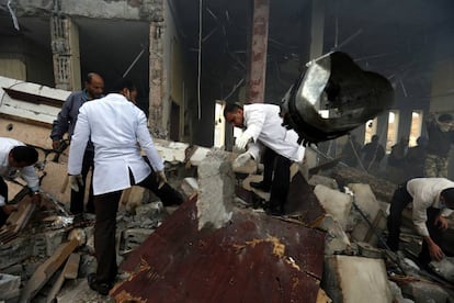 Las autoridades rebeldes huthis han confirmado que más de 140 personas han muerto y otras 525 resultaron heridas como consecuencia de un bombardeo ejecutado ayer sábado sobre un funeral en el Gran Salón de la capital de Yemén.