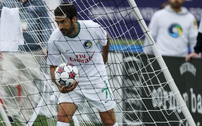 Raúl recoge el balón tras marcar el gol de la victoria.