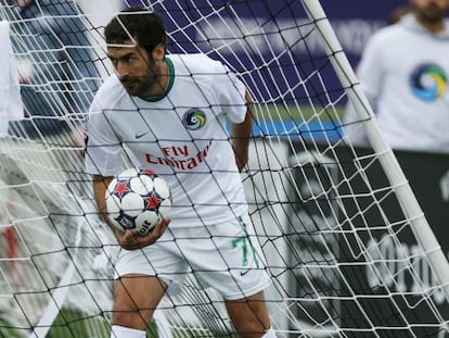 Raúl recoge el balón tras marcar el gol de la victoria.