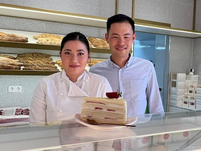 Noelia Tomoshige con su marido, también japonés, Zhen.