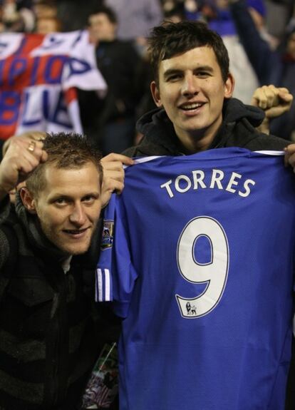 Aficionados del Chelsea muestran la nueva camiseta de Fernando Torres.
