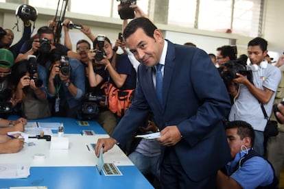 Jimmy Morales, candidato a la presidencia de Guatemala por el partido Frente Nacional de Convergencia (FCN), deposita su voto en un colegio electoral de la ciudad de Mixco.