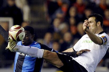 Marchena, a la derecha, lucha por el balón con Akpala.