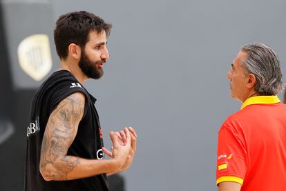 El seleccionador español de baloncesto, Sergio Scariolo y el jugador Ricky Rubio, el pasado 29 de julio durante un entrenamiento de la selección española.