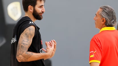 Ricky Rubio, junto a Sergio Scariolo, en un entrenamiento de la selección española en julio de 2023.