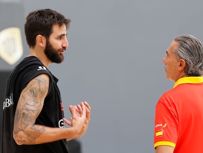 El seleccionador español de baloncesto, Sergio Scariolo y el jugador Ricky Rubio, el pasado 29 de julio durante un entrenamiento de la selección española.