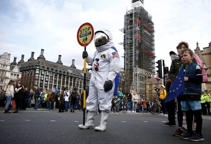 Um dos manifestantes em traje de astronauta durante o protesto.