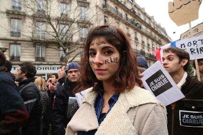 Uma jovem com o rosto pintado durante a concentração contra o terrorismo nas ruas de Paris.