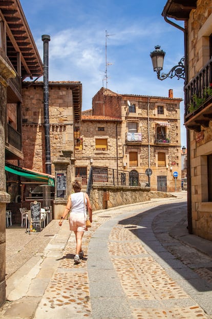 Una turista pasea por las históricas calles de Vinuesa, en la provincia de Soria.