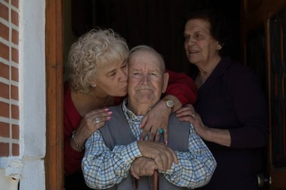 Martín de la Torre Muñoz, filho de Catalina, com sua filha Martina (esquerda) e sua mulher, Francisca Atienza.