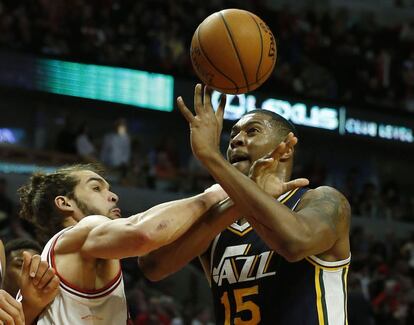 Joakim Noah, a la izquierda, comete falta sobre Derrick Favors.