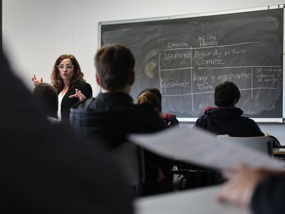 Alumnos de segundo de la ESO en una de las sesiones grupales de educación emocional conducida por la psicóloga educativa Gema García dentro del programa PSICE en el colegio e instituto público Maestro Rodrigo de Aranjuez.