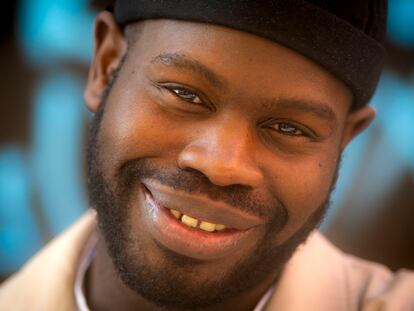 Lamine Thior, humorista, en la plaza de Tirso de Molina de Madrid.