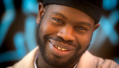 Lamine Thior, humorista, en la plaza de Tirso de Molina de Madrid.