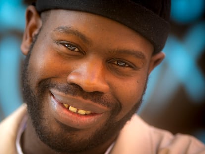 Lamine Thior, humorista, en la plaza de Tirso de Molina de Madrid.