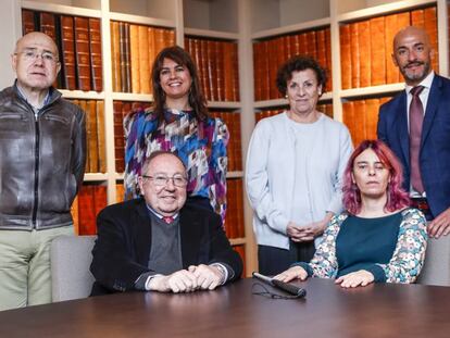 De pie: Ramón Blasi, director del centro Arapdis; Sonia Viñas, directora general de la Fundación Universia del Banco Santander; Joana Prats, directora de Colaboraciones con Entidades Sociales de la Fundación Bancaria La Caixa, y Jesús Celada, director general de Políticas de Discapacidad del Ministerio de Sanidad. Sentados: José Luis Bonet, presidente de la Cámara de Comercio de España, de la Fundación Incyde y presidente de honor de Arapdis, y Virginia Carcedo, secretaria general de Inserta Empleo de la Fundación ONCE. pablo monge