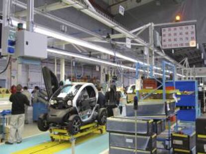 Cadena de montaje del modelo de Renault Twizy, un vehículo urbano y eléctrico que se fabrica en la planta de Valladolid. EFE/Archivo