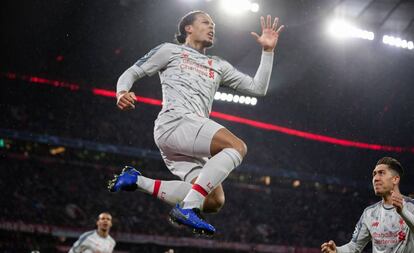 Virgil Van Dijk celebra el segundo gol del Liverpool en Munich.