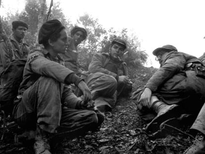 Ernesto Che Guevara, fumando una pipa, y Fidel Castro, a su izquierda, en Sierra Maestra, en septiembre de 1957.