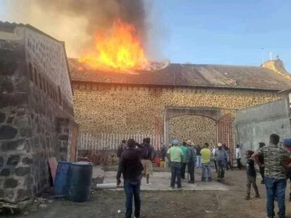 El domingo pasado, los vecinos percibieron el fuego, estaban en misa cuando vieron el humo, y lograron sacar algunas tallas de valor. Pero ni ellos ni los bomberos llegados desde Uruapan y Paracho pudieron salvar el edificio.