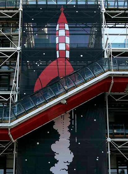 Fachada del Pompidou con el cartel de la exposición.