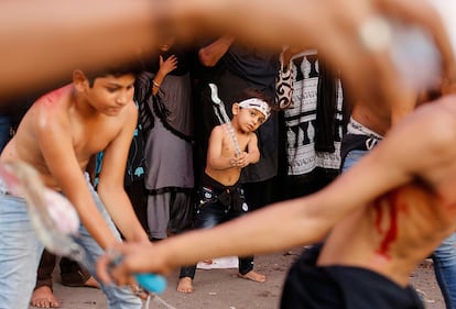 Un niño musulmán chiíta participa en el 'Día de Ashura' en Ahmadabad (India).