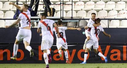 Los jugadores del Rayo Vallecano festejan uno de los goles del equipo en la victoria por 3 a 0 en el partido de ida de las semifinales de los 'playoffs' ante el CD Leganés.