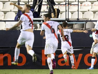 Los jugadores del Rayo Vallecano festejan uno de los goles del equipo en la victoria por 3 a 0 en el partido de ida de las semifinales de los 'playoffs' ante el CD Leganés.