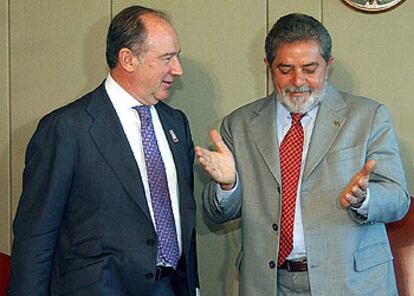 Rodrigo Rato (izquierda) escucha a Luiz Inácio Lula.
