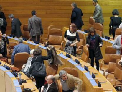 Los diputados de la oposici&oacute;n, salvo pos portavoces, abandonan el pleno para protestar por la medida de control del p&uacute;blico a la tribuna.