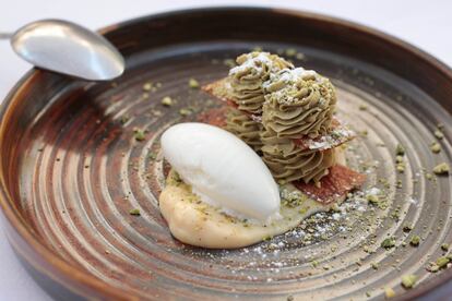 El postre estrella de La Tasquería, milhoja de Pistacho con helado de yuzu.