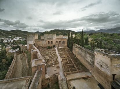 Una panorámica de la Alhambra de Manso, fotógrafo que empezó en una agencia publicitaria. Siempre utiliza una cámara analógica de placas, sus publicaciones se remontan al año 2000.