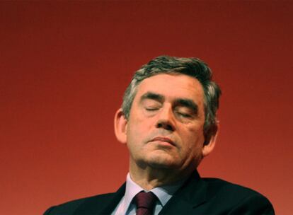 Gordon Brown atiende a los discursos durante la conferencia laborista ayer en Manchester.