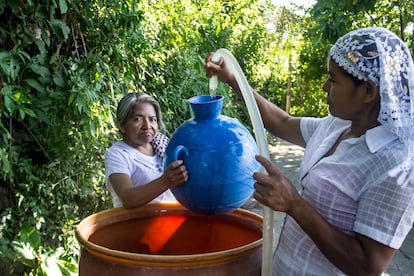 En Panchimalco, las mujeres se encargan de acarrear el agua con cántaros desde los grifos instalados en las calles de sus comunidades.