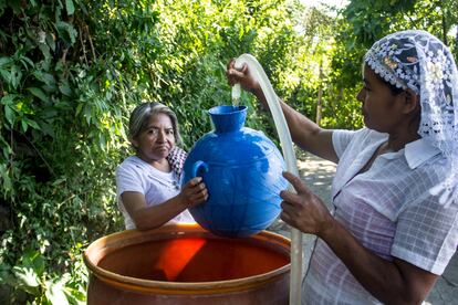 En Panchimalco, las mujeres se encargan de acarrear el agua con cántaros desde los grifos instalados en las calles de sus comunidades.